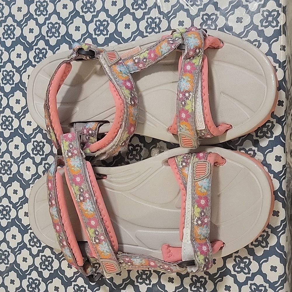 Northside sandals size 4Y